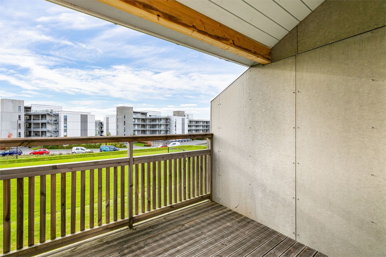 Lunende levegger og tak gjør det mulig å sitte ute selv om været ikke er på sitt aller beste. Sommerstid titter solen inn fra rundt kl. 12 til rundt kl. 21.