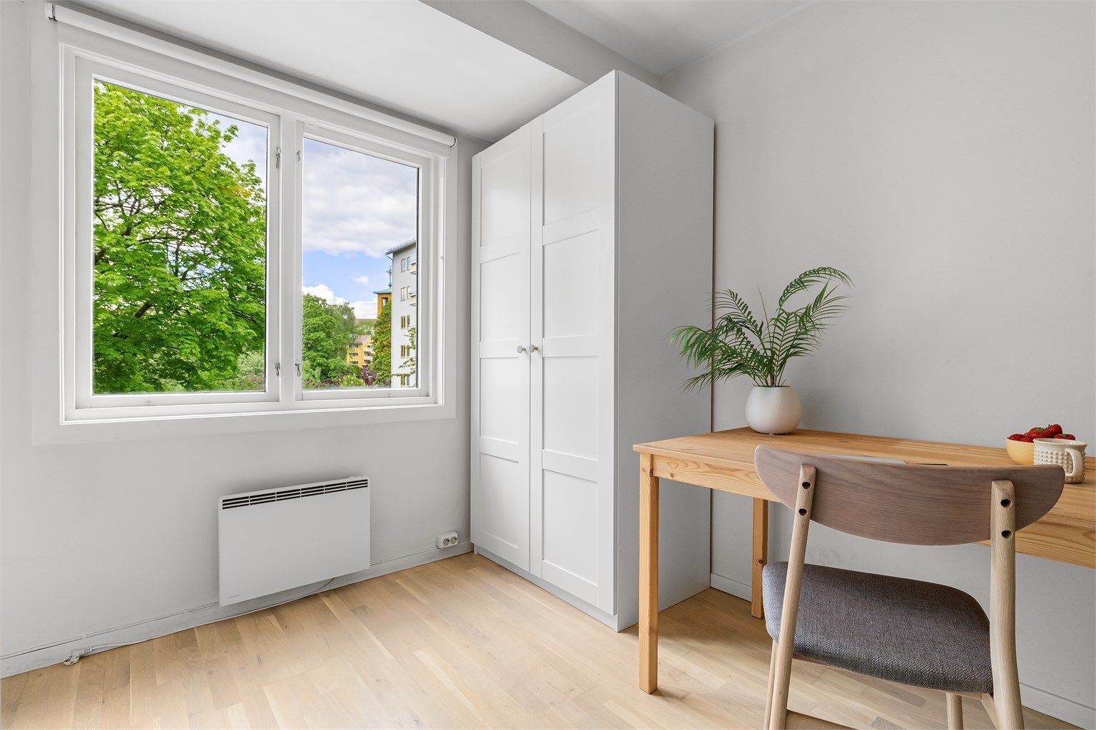 Leilighetens andre soverom, som egner seg godt som barnerom, gjesterom eller kontor.