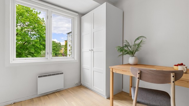 Leilighetens andre soverom, som egner seg godt som barnerom, gjesterom eller kontor.