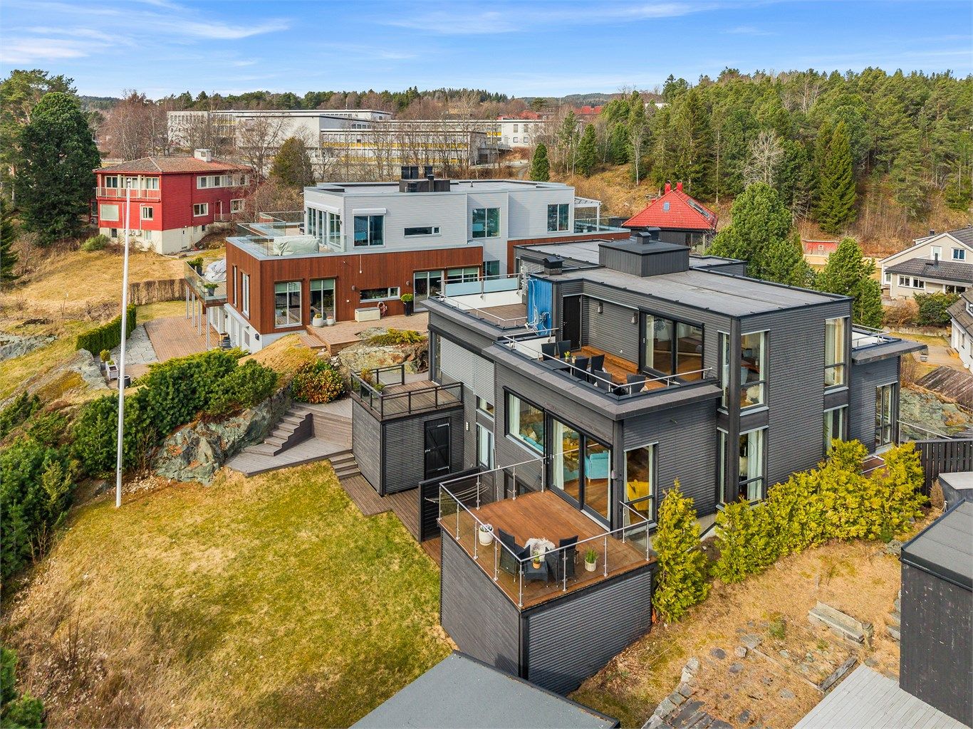 Eiendommen ligger flott til i terrenget og fremstår med særpreget arkitektur, flere uteoppholdssoner og god sammenheng mellom inne- og uterom.