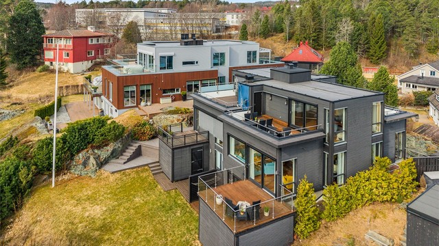 Eiendommen ligger flott til i terrenget og fremstår med særpreget arkitektur, flere uteoppholdssoner og god sammenheng mellom inne- og uterom.