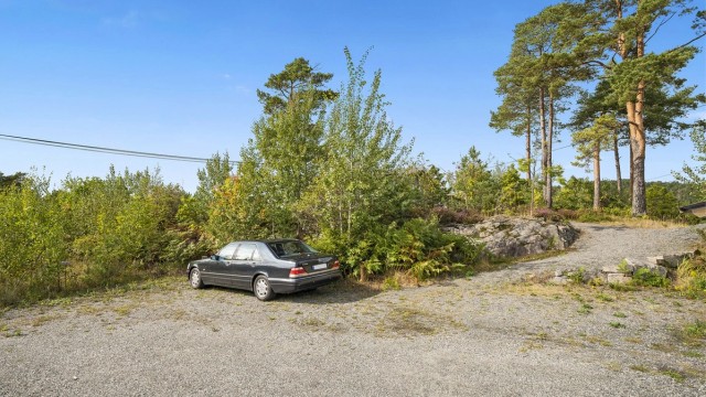 Rett til 2 plasser på felles parkering noen meter fra hytta.