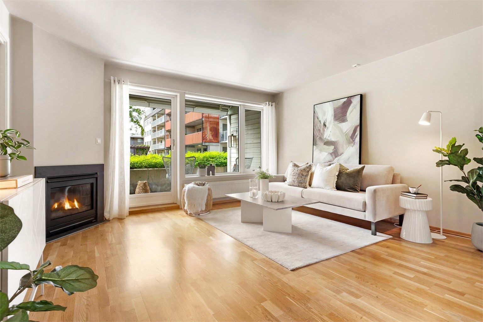 Lys stue med plass til sofagruppe - gjennomlys fra stue til kjøkken - flott utsikt til felles atrium/hage