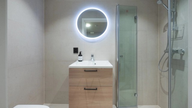 Badet i underetasjen har matte fliser, dusjhjørne, opplegg for vaskemaskin og gulvvarme.