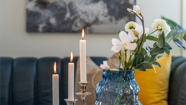 Planløsningen byr på en lys og innbydende stue med gode møbleringsmuligheter og plass til både sittegruppe og spisebord.
