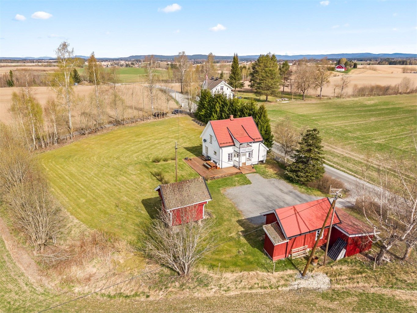Eiendomsmegler Krogsveen v. Frida Tørrishaug har gleden av å ønske velkommen til Hennisandvegen 28!