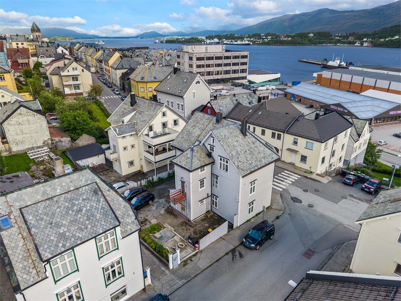 Rema 1000 og Kiwi i Nedre Strandgate ligger bare noen hundre meters gange fra eiendommen