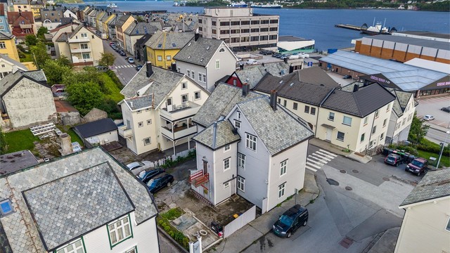 Rema 1000 og Kiwi i Nedre Strandgate ligger bare noen hundre meters gange fra eiendommen