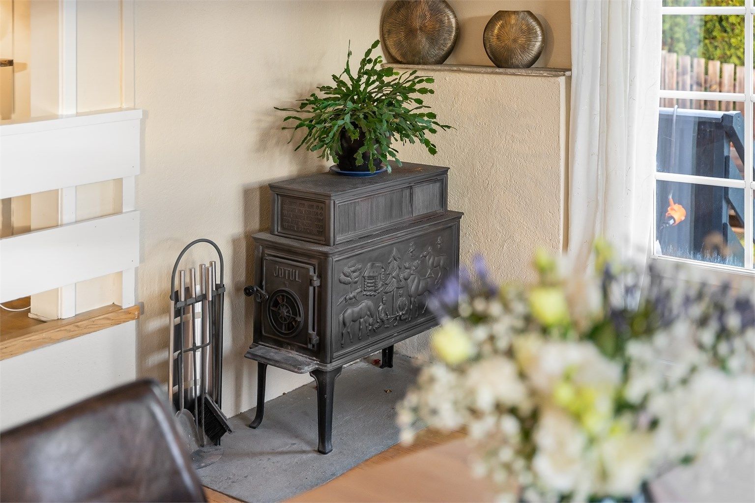 En klassisk Jøtulovn bidrar med både varme og hygge i spisestuedelen.