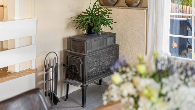 En klassisk Jøtulovn bidrar med både varme og hygge i spisestuedelen.