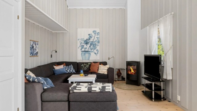 Stuen har god plass til både sofa og lesekrok, takhøyden på ca. 5 meter sørger for en god romfølelse.
