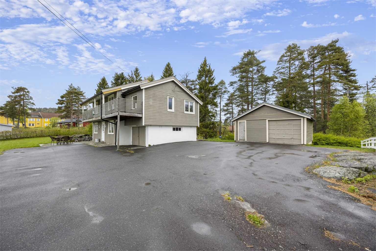 Enebolig med stor tomt, integrert garasje og en separat garasjebygning på 32 m² med verksted.