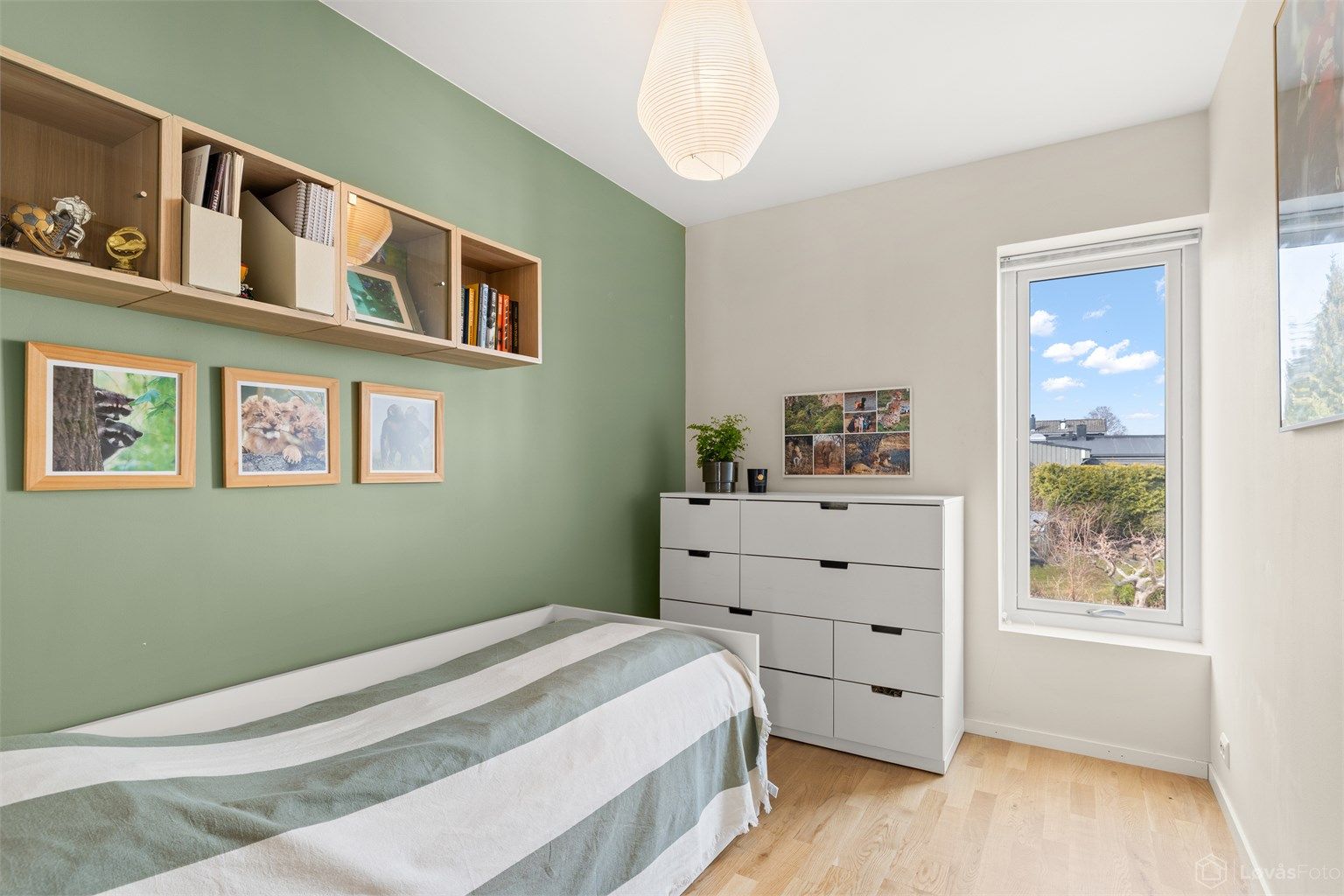 Boligens andre soverom i denne etasjen, med god plass til seng og garderobeløsning.