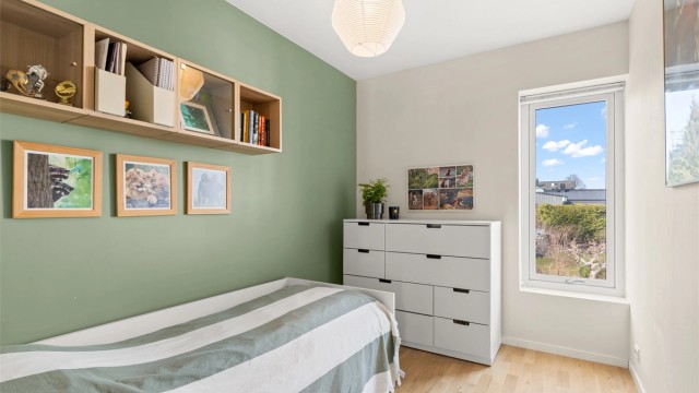 Boligens andre soverom i denne etasjen, med god plass til seng og garderobeløsning.