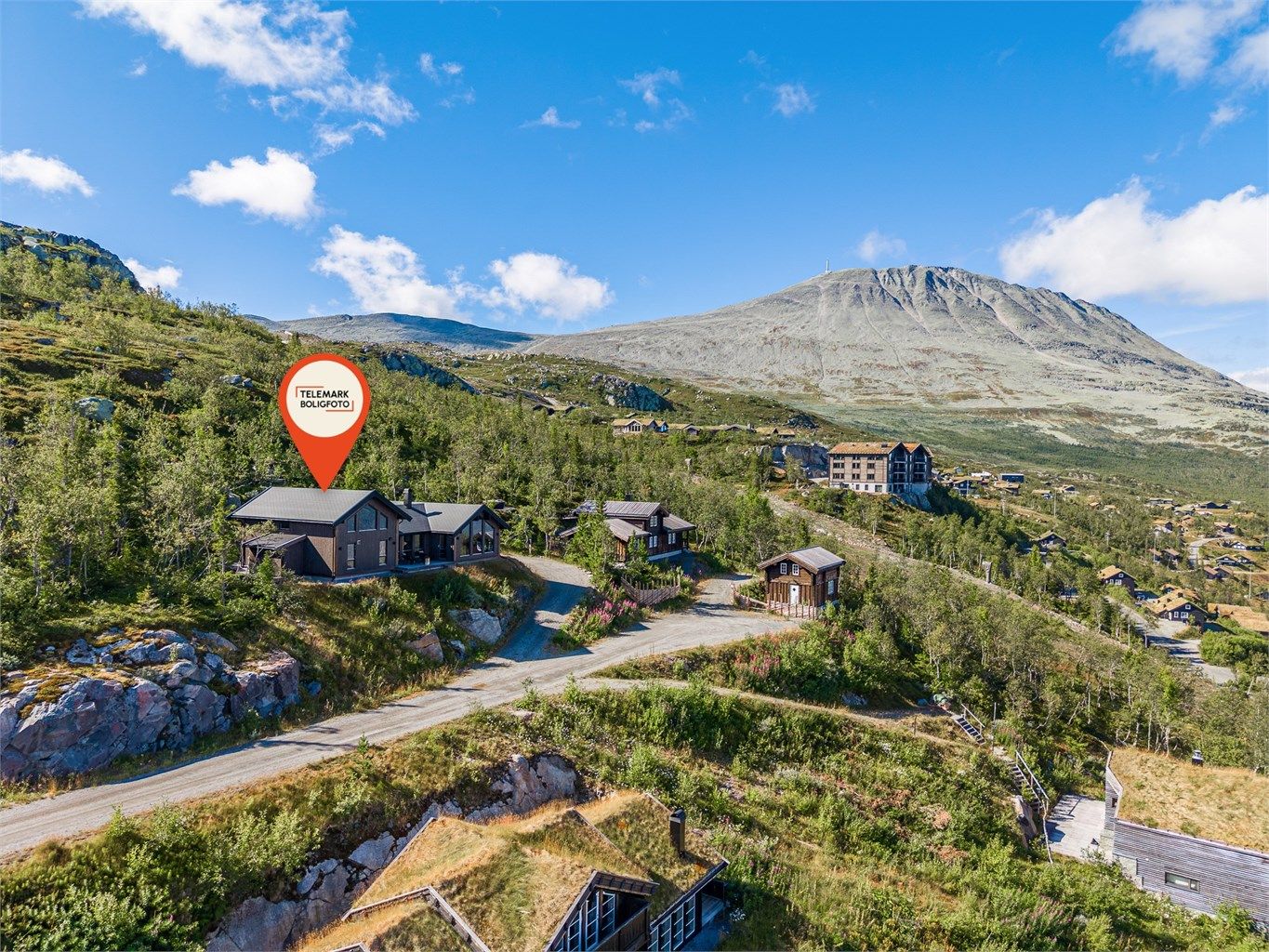 Plasseringen øverst i feltet gir fri utsikt og umiddelbar tilgang til fjellet.