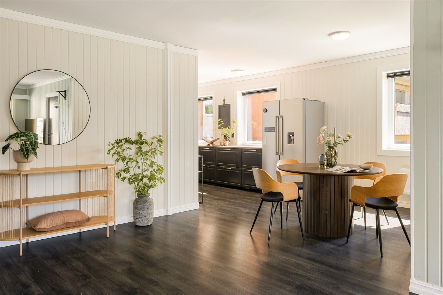 Et romslig og luftig oppholdsrom med åpen planløsning. Her var det tidligere soverom som har blitt slått ned til spisestue. Kan tilbakeføres om ønskelig