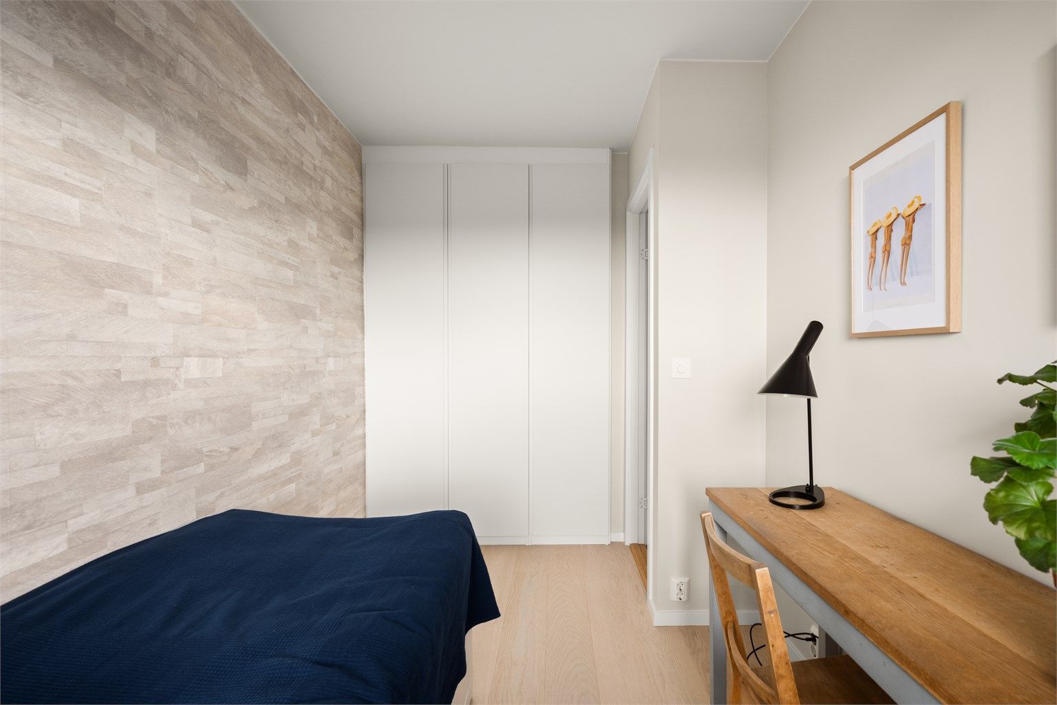 Rommet er utstyrt med garderobeskap.