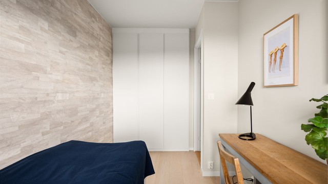 Rommet er utstyrt med garderobeskap.