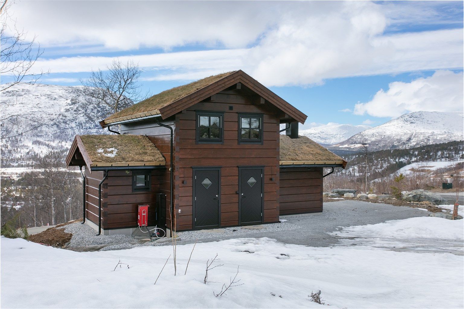 Fasade - En nyoppført og solid fjellhytte i tradisjonell sinklaft, hvor klassisk håndverk møter moderne komfort.