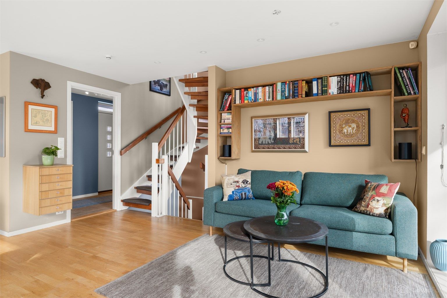 Fra entréen åpner boligen seg opp med en lys og gjennomgående planløsning.