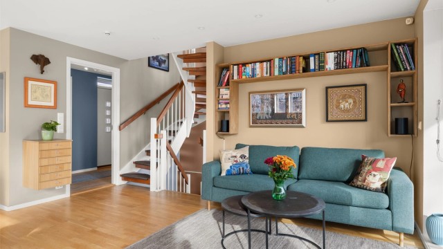 Fra entréen åpner boligen seg opp med en lys og gjennomgående planløsning.