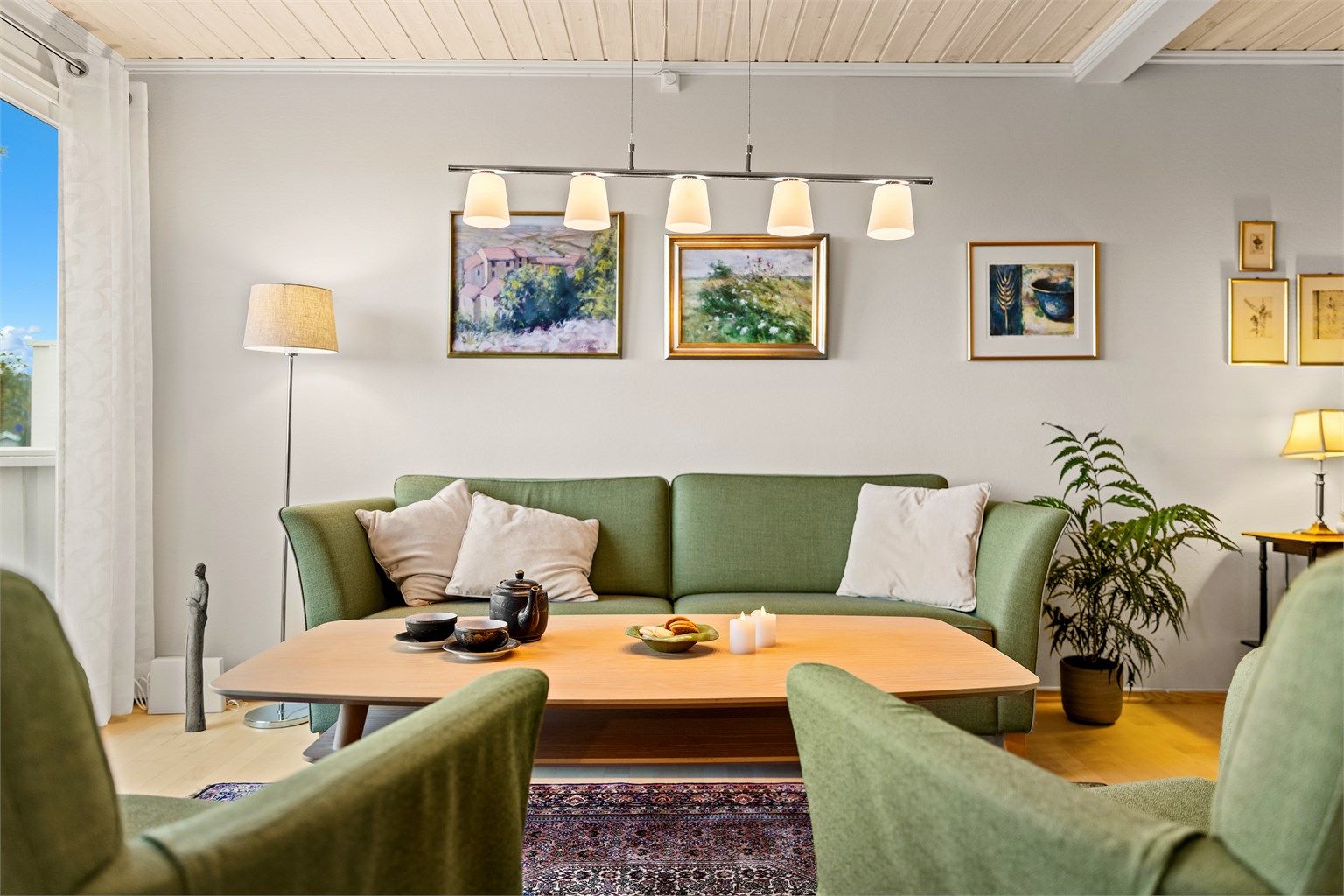 Sofakroken har flott lysinnfall og har fin plass til samtale over en god kopp kaffe