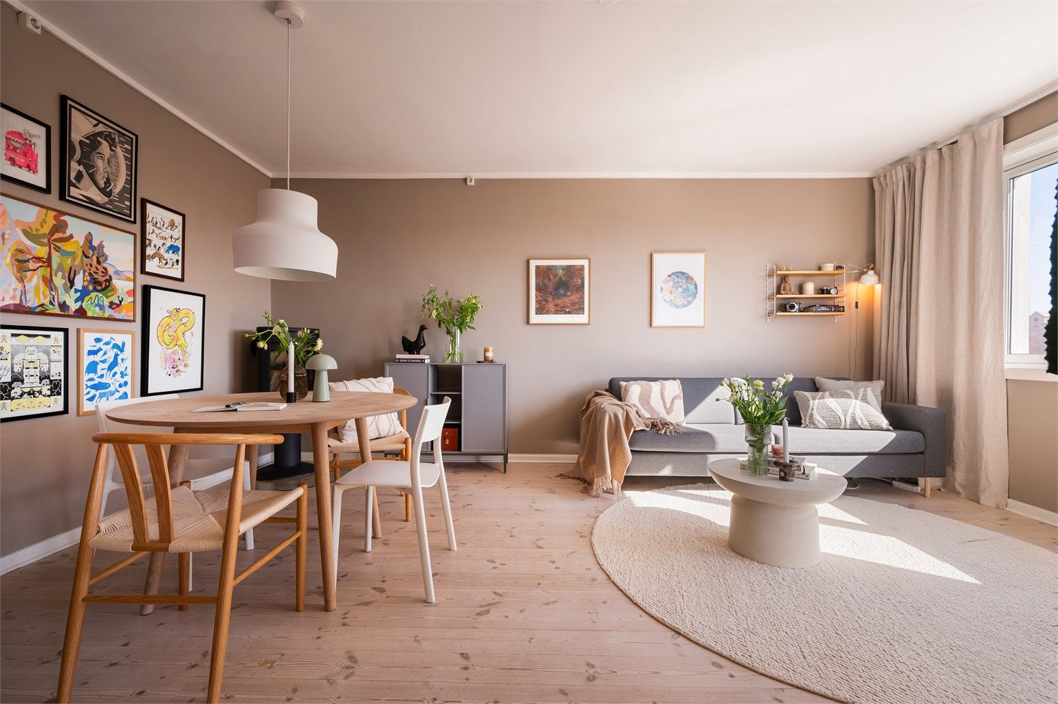 Innvendig har vi en romslig stue, delvis adskilt kjøkken, to soverom og eget walk-in closet