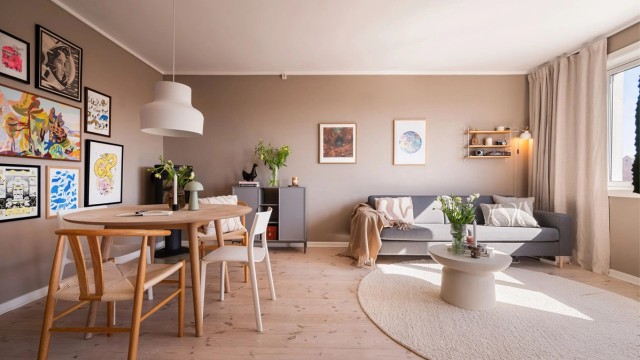 Innvendig har vi en romslig stue, delvis adskilt kjøkken, to soverom og eget walk-in closet