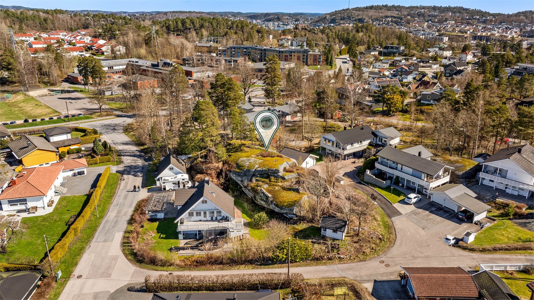 I tillegg til nærheten til sentrum, får du flotte naturopplevelser rett utenfor døren. Hjertnesskogen ligger kun en kort spasertur unna og byr på fine turstier og vakre utsiktspunkter over Indre Havn