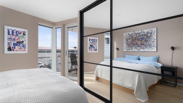 Skyvedørsgarderobe fra Leba med god oppbevaringskapasitet. Den sorte omrammingen står i stil med øvrige detaljer og innredninger i leiligheten, som sørger for et gjennomført uttrykk!
