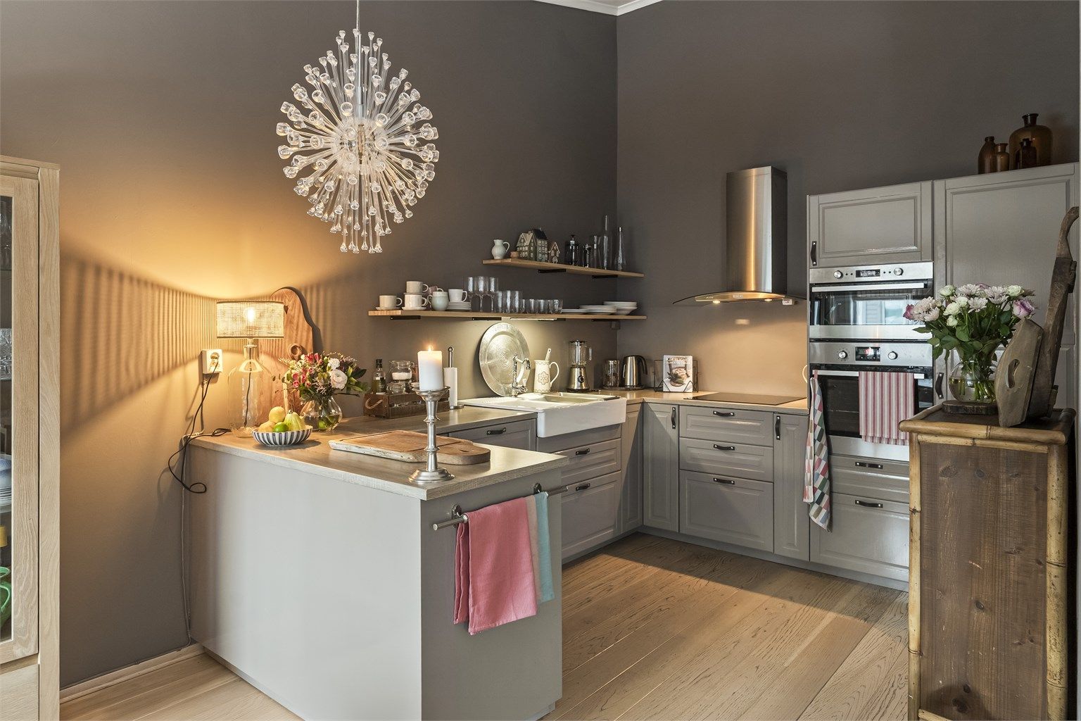 Hyggelig kjøkken med profilerte fronter og integrerte hvitevarer