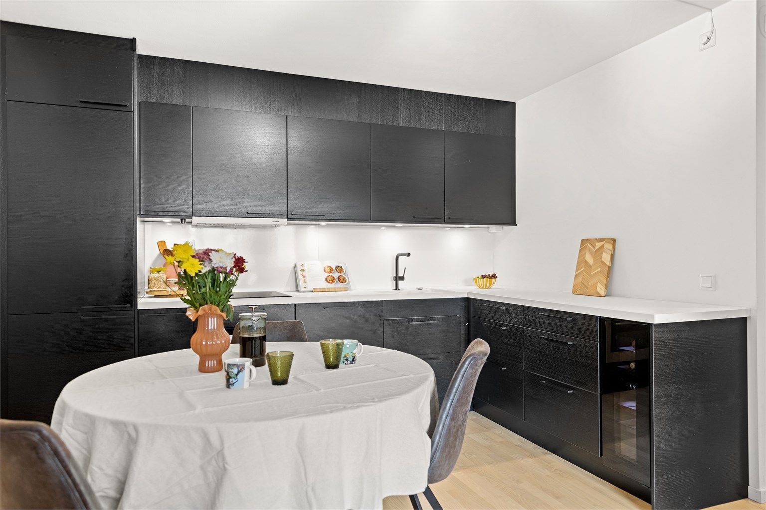 Kjøkken med praktisk planløsning og god arbeidsflyt.