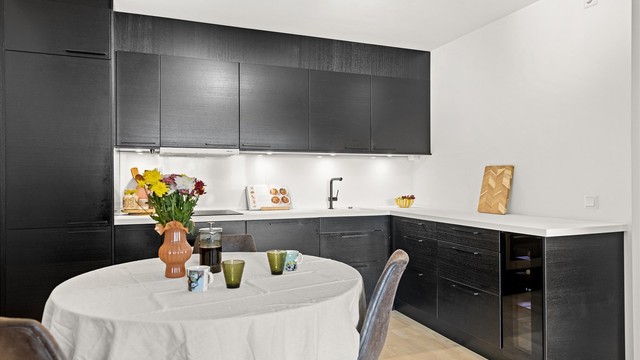 Kjøkken med praktisk planløsning og god arbeidsflyt.