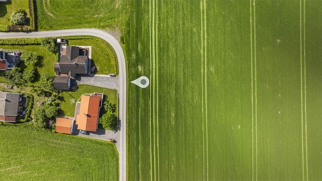 Boligen ligger i enden av en blindvei, omkranset av grøntarealer.