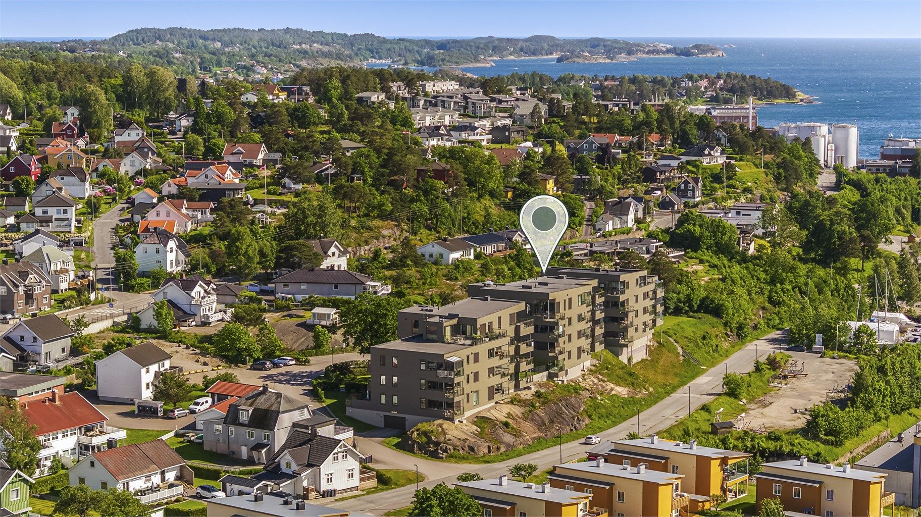 Leiligheten ligger tilbaketrukket og rolig, med kort vei til sentrum, sjø og turmuligheter. Heis og garasjeplass.[ Foto: Maciej Krzysztof Krawczyk ]