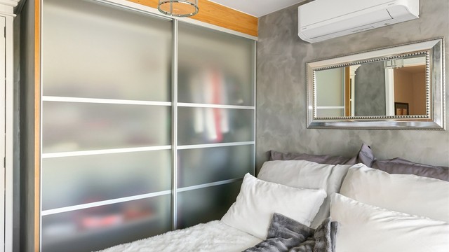 Også her er det en praktisk skyvedørsgarderobe for effektiv oppbevaring.