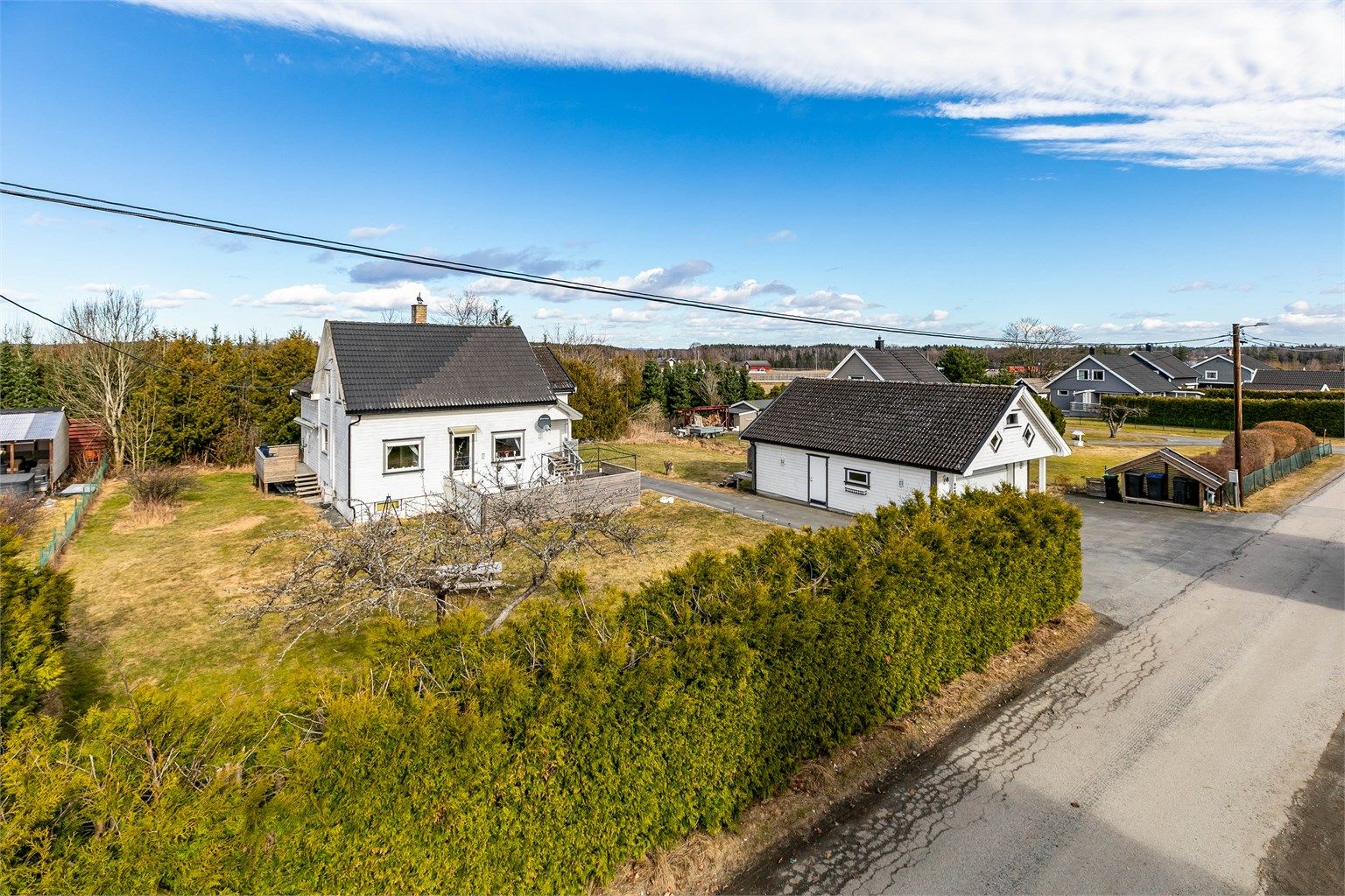 Eneboligen i Enerveien 23 er meget innholdsrik. På 2000-tallet er den både til-/ombygget og oppgradert i flere omganger. Ytterligere påkostninger må påregnes. Fotograf; Børge Oppegård.