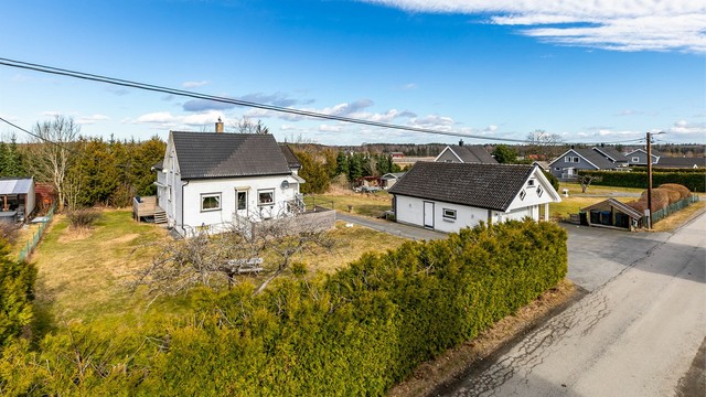 Eneboligen i Enerveien 23 er meget innholdsrik. På 2000-tallet er den både til-/ombygget og oppgradert i flere omganger. Ytterligere påkostninger må påregnes. Fotograf; Børge Oppegård.