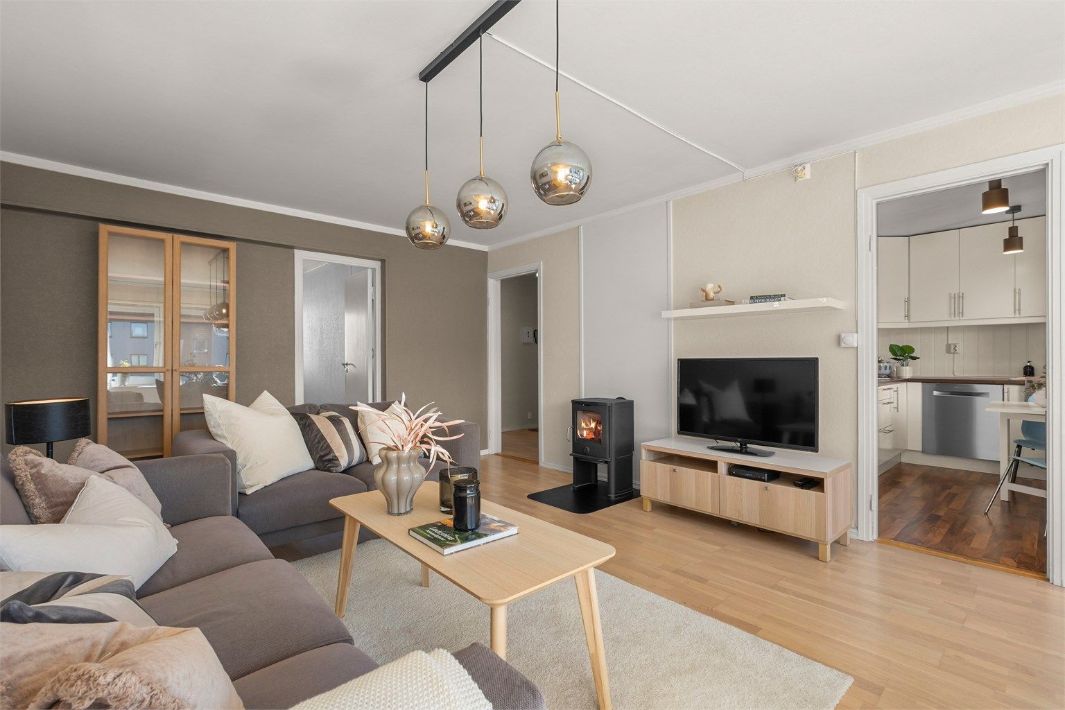 Her har man god plass til sofagruppe med tilhørende TV-møblement og stor spisegruppe. 