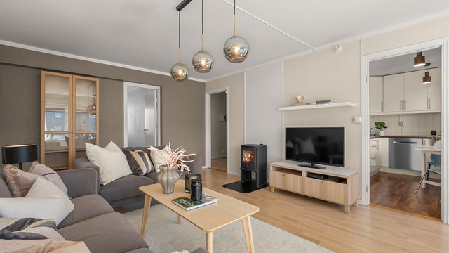 Her har man god plass til sofagruppe med tilhørende TV-møblement og stor spisegruppe.