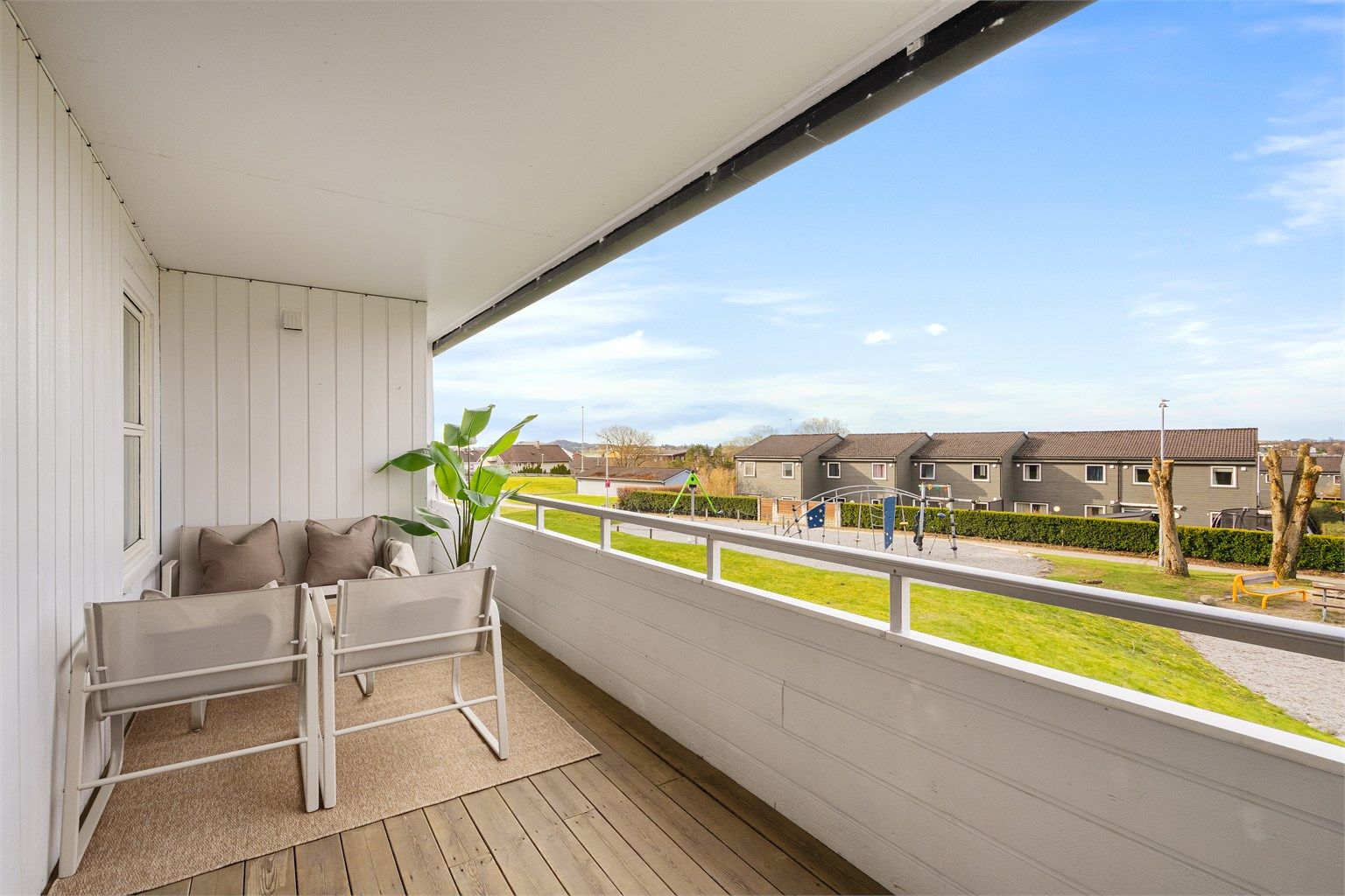 Overbygget balkong på 11 kvm, med rikelig plass til hagemøbler. Fin utsikt mot fellesområde. 