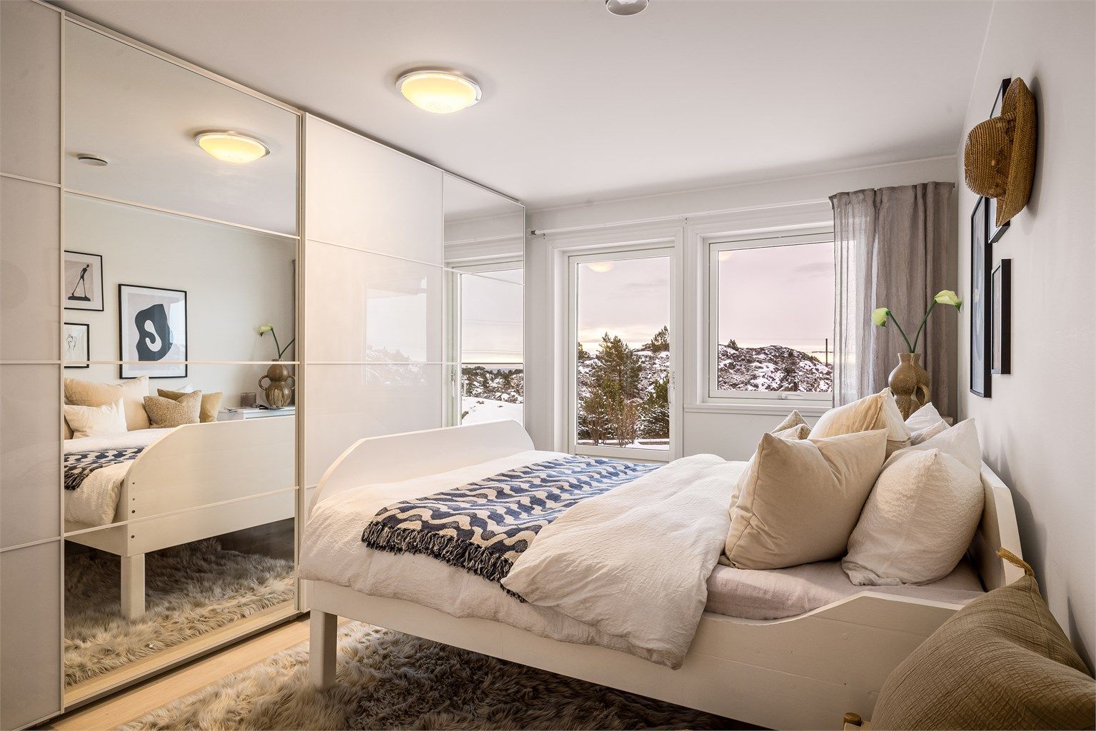 - Hovedsoverommet er utstyrt med god skyvedørsgarderobe og terrassedør. -