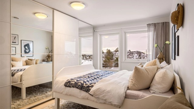 - Hovedsoverommet er utstyrt med god skyvedørsgarderobe og terrassedør. -