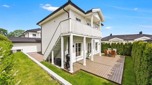 Eiendommen har en rolig og tilbaketrukket beliggenhet i en blindvei