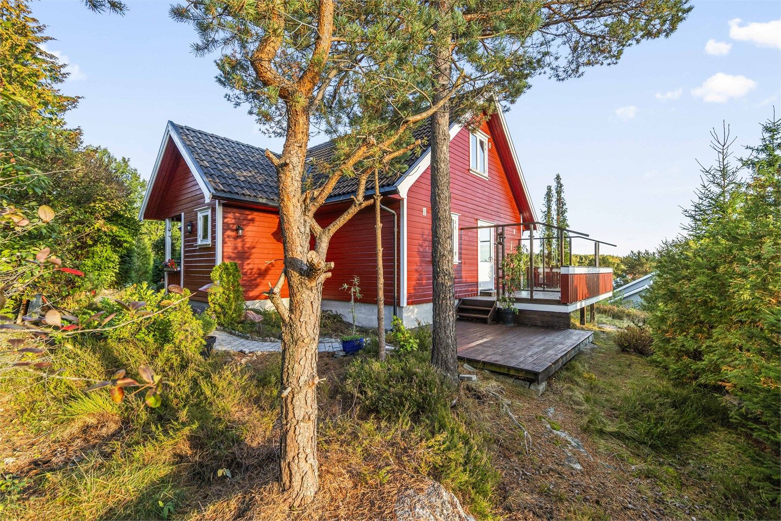 Terrassen og plattingene på flere nivåer gir rikelig med plass til ulike utemøbler.