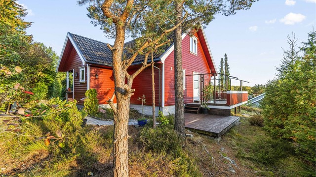 Terrassen og plattingene på flere nivåer gir rikelig med plass til ulike utemøbler.