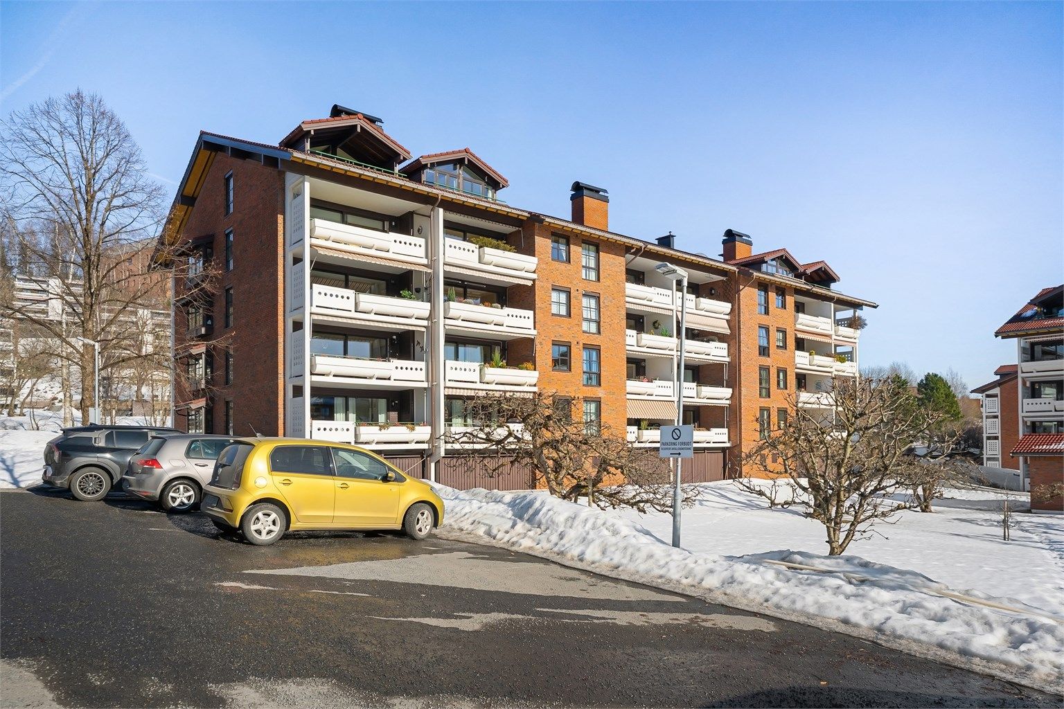 Her bor du tilbaketrukket, men med kort vei til alle servicetilbud i Sandvika sentrum.