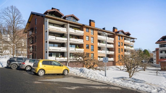 Her bor du tilbaketrukket, men med kort vei til alle servicetilbud i Sandvika sentrum.
