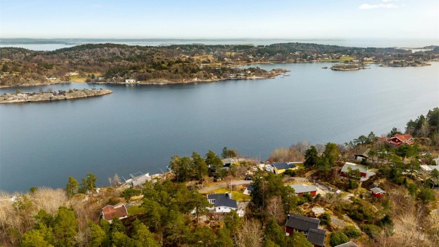 Området et lite sommerparadis for både store og små. Meget barnevennlig med lite trafikk og flotte tur -og rekreasjonsområder i umiddelbar nærhet. For ungdommen er det greit å vite at Vøra badestrand og Langeby ligger i sykkelavstand.