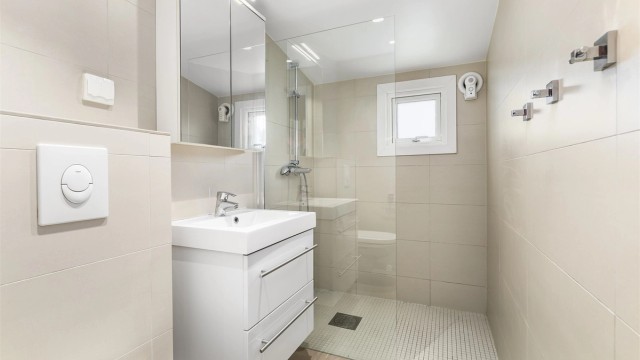 Badet ble renovert/fornyet i 2016 og har gulvvarme. Gulv og vegger er utført med fliser, himlingen med innfelte spotter.